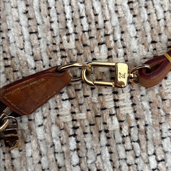 Louis Vuitton Pochette - Picture 10 of 14